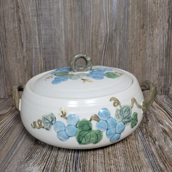 Vintage Metlox Sculptured Grape, Round Covered, Poppytrail Casserole 8-1/4 - Picture 1 of 6